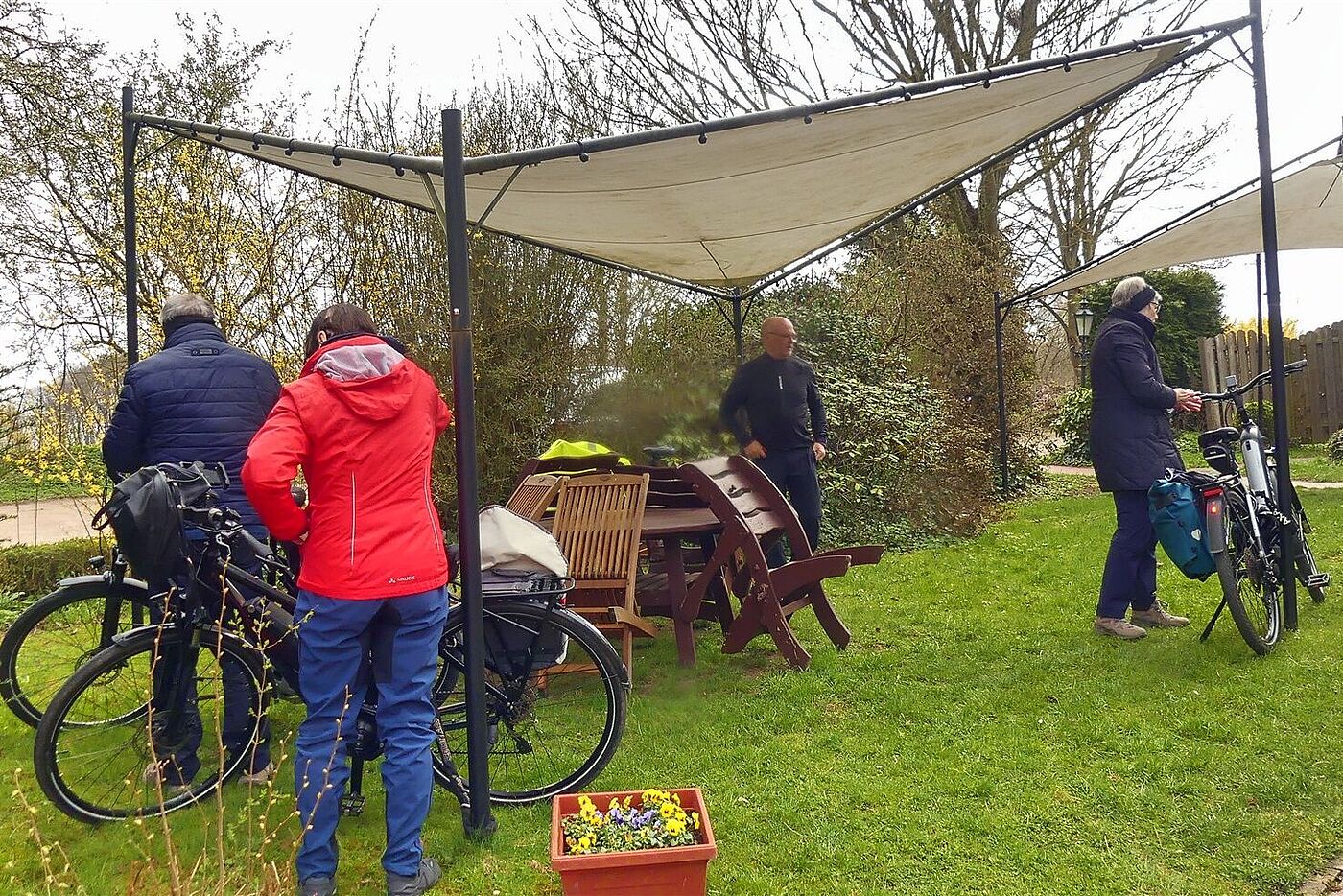 P1330820b Am Cafè im Feld