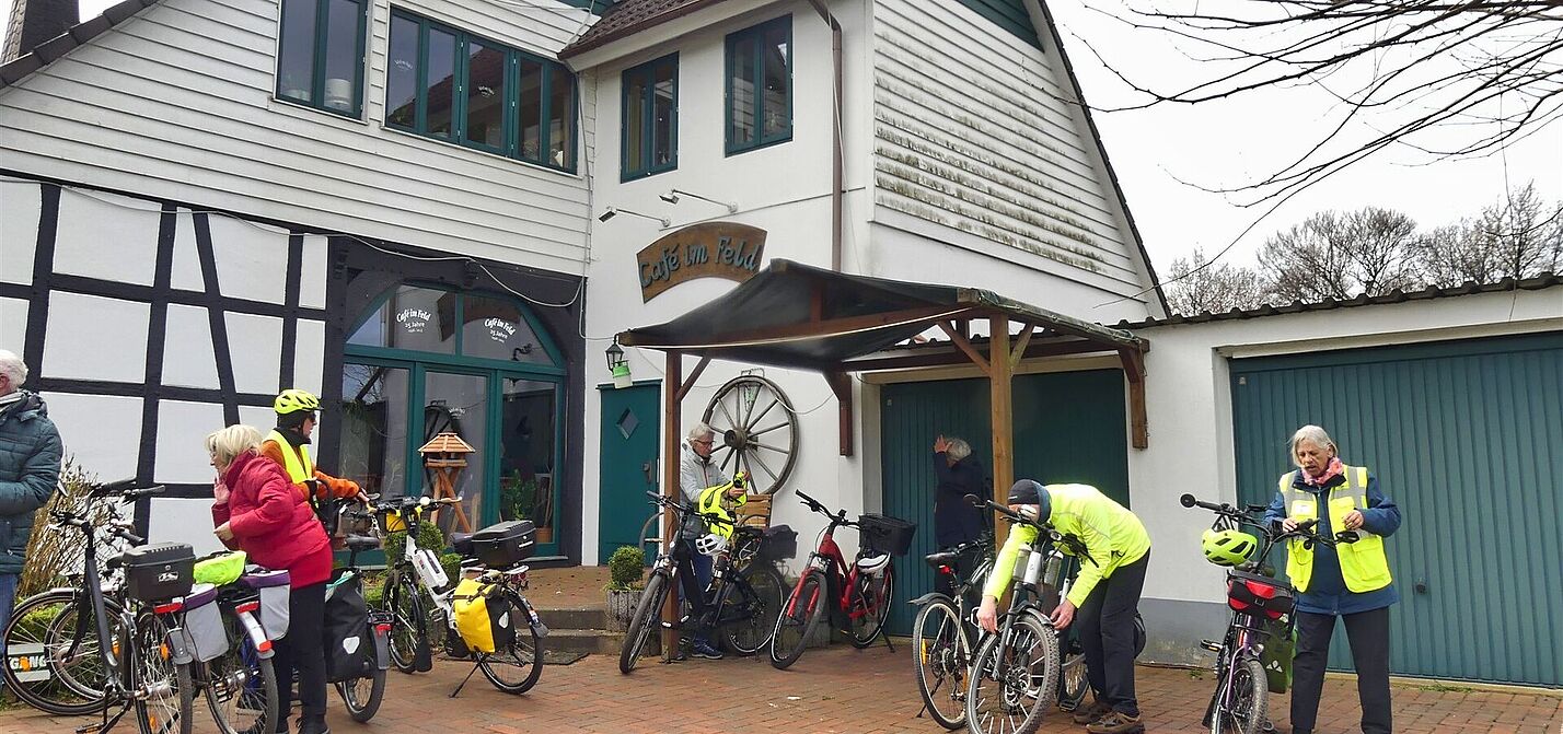 P1330819b Am Cafè im Feld