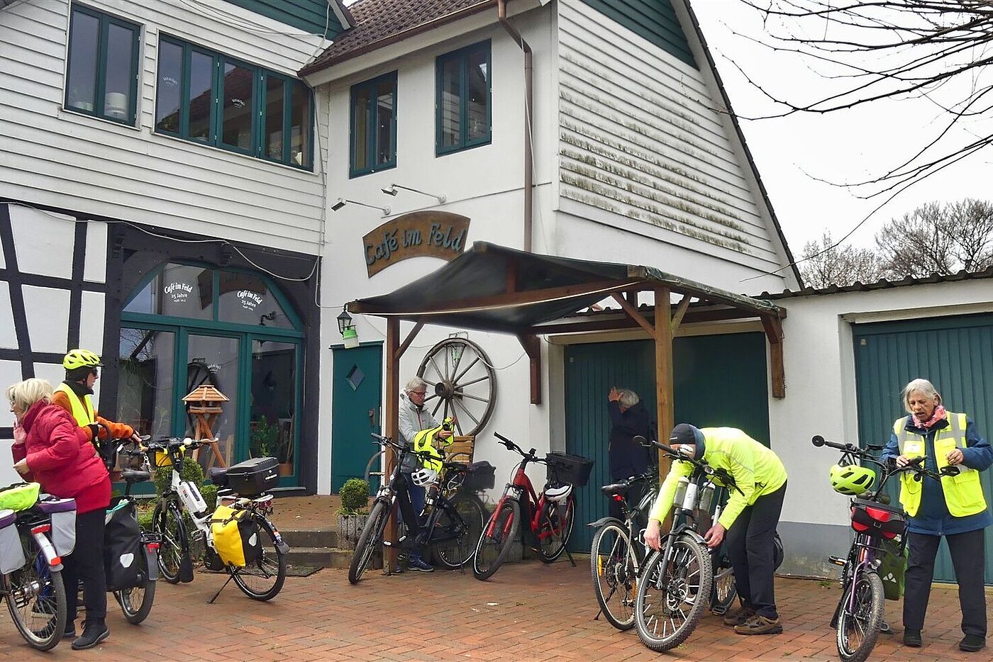 P1330819b Am Cafè im Feld