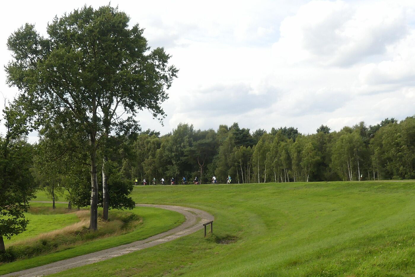 Auf dem Deich an der Thülsfeler Talsperre