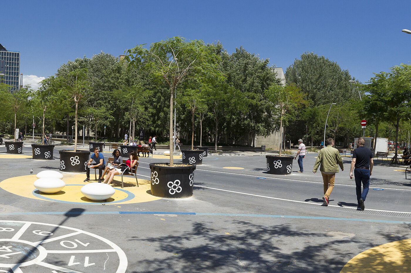 ein Spielplatz und ein kleiner Park im Superblock