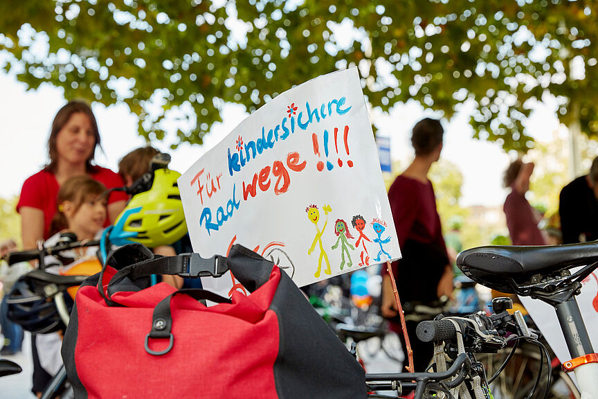 Kidical Mass in Dresden 2022 Demoschild, das sichere Radwege für Kinder fordert