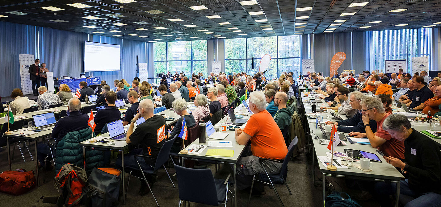 Sitzungssaal Der Sitzungssaal der ADFC-Bundeshauptversammlung 2023.